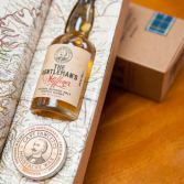 Coffret cadeau cire &agrave; moustache et bouteille de whisky